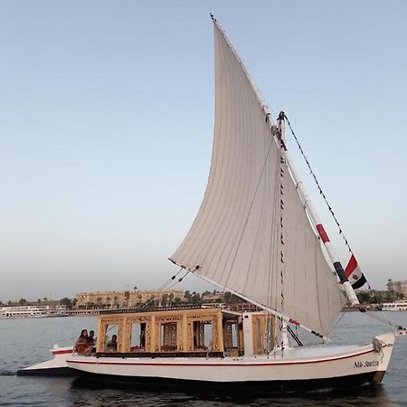 Nile Sunrise Felucca Boat Private Rental Luksor Dış mekan fotoğraf